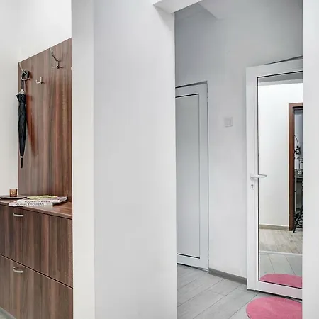 Bright, Spacious, Contemporary In The Heart Of