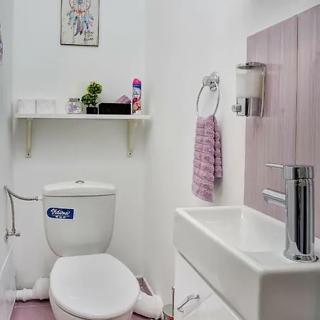 Bright, Spacious, Contemporary In The Heart Of Apartamento