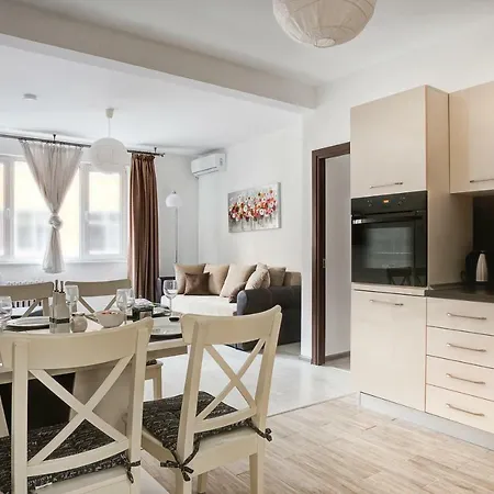 Bright, Spacious, Contemporary In The Heart Of